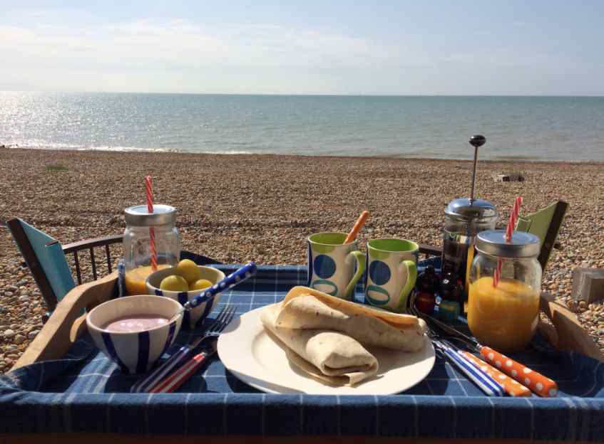 Breakfast on the Beach: How to Plan the Perfect Morning Meal by the Ocean